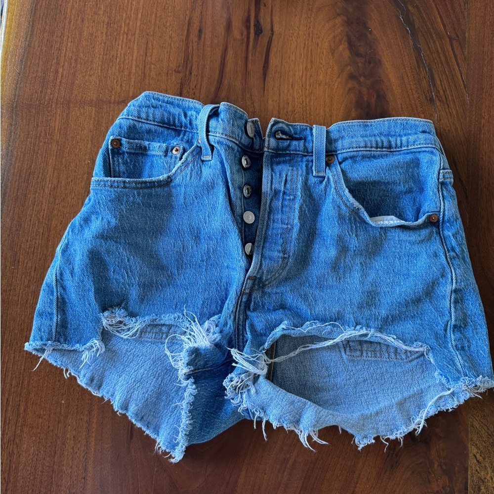 size 27 levi 501 shorts